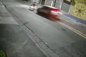 A moto foi arremessada a cerca de 30 metros, atingindo outros ve&iacute;culos que estavam na via. As duas v&iacute;timas morreram no local.