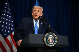 O presidente dos EUA, Donald Trump, discursa durante uma coletiva de imprensa com o presidente ucraniano, Volodymyr Zelensky, ap&oacute;s conversas na resid&ecirc;ncia de Trump em Mar-a-Lago, em Palm Beach, Fl&oacute;rida, em 28 de dezembro de 2025. (Foto de Jim WATSON / AFP)