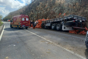 O motorista do caminh&atilde;o ficou preso &agrave;s ferragens, sendo retirado pelas equipes do Corpo de Bombeiros Militar de Pernambuco (CBMPE)