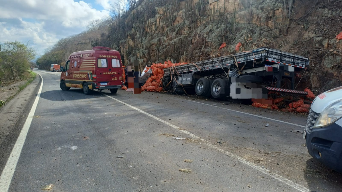 O motorista do caminhão ficou preso às ferragens, sendo retirado pelas equipes do Corpo de Bombeiros Militar de Pernambuco (CBMPE)/Foto: Reprodução / PRF