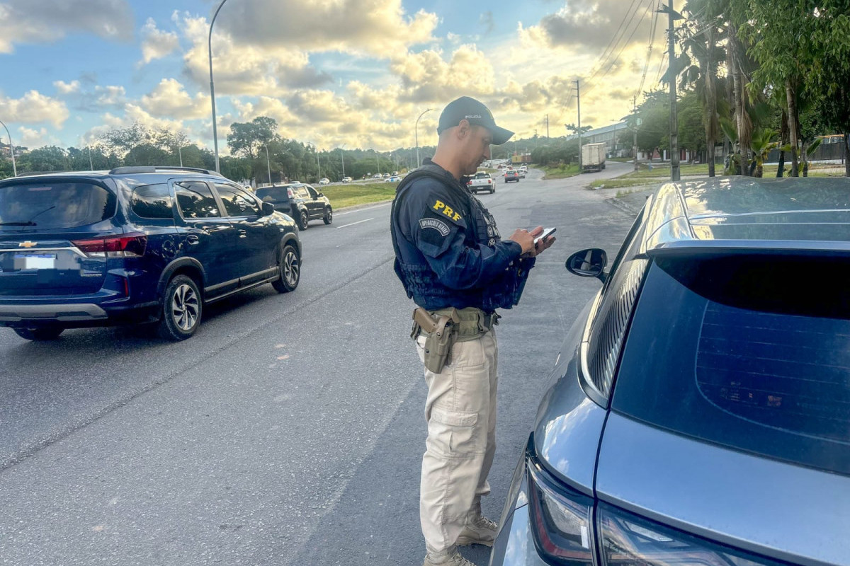A fiscalização da PRF tem como foco neste ano coibir a prática de misturar bebida alcoólica e direção (Foto: Divulgação / PRF)