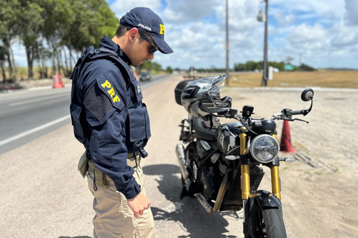 A fiscalização da PRF tem como foco neste ano coibir a prática de misturar bebida alcoólica e direção (Foto: Divulgação / PRF)
