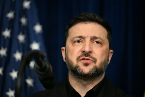 O presidente ucraniano Volodymyr Zelensky discursa durante uma coletiva de imprensa com o presidente dos EUA Donald Trump ap&oacute;s conversas na resid&ecirc;ncia de Trump em Mar-a-Lago, Palm Beach, Fl&oacute;rida, em 28 de dezembro de 2025. (Foto de Jim WATSON / AFP)