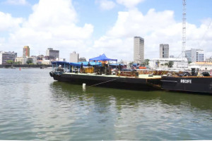 Balsa com fogos para virada 2026