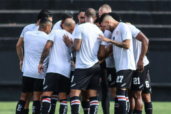 Elenco do Santa Cruz em jogo-treino no Arruda