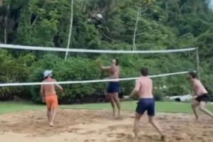 Max Verstappen jogando v&ocirc;lei de praia no Brasil