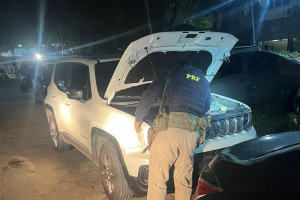 Suspeito foi preso ap&oacute;s ser flagrado dirigindo um carro roubado