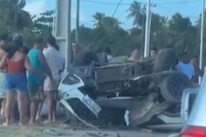 Acidente deixou um dos ve&iacute;culos destro&ccedil;ado