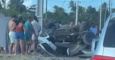 Acidente deixou um dos veículos destroçado/Foto: Reprodução