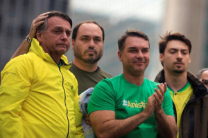 Moraes autoriza visitas semanais de filhos a Bolsonaro durante cumprimento de pena