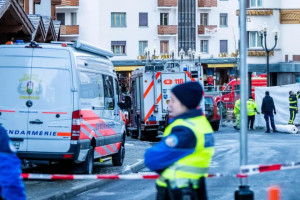 O inc&ecirc;ndio aconteceu em um bar na esta&ccedil;&atilde;o de esqui, na Su&iacute;&ccedil;a, durante uma festa de Ano-Novo.