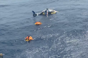 Helic&oacute;ptero faz pouso for&ccedil;ado no mar no Rio de Janeiro