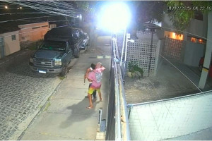&acirc;mera de seguran&ccedil;a registra momento em que homem &eacute; agredido no bairro do Cordeiro, Recife
