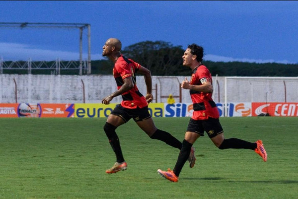 Jogadores da base do Sport em comemora&ccedil;&atilde;o de gol