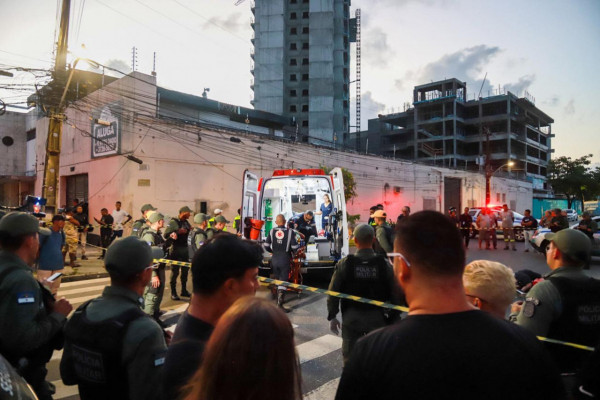 Sinistro entre motos deixa duas pesssoas mortas em Santo Amaro, no Recife (Karol Rodrigues/DP Foto)