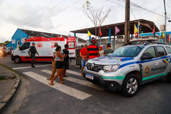 Sinistro entre motos deixa duas pesssoas mortas em Santo Amaro, no Recife (Karol Rodrigues/DP Foto)