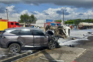 Rodovia est&aacute; interditada para limpeza da pista 