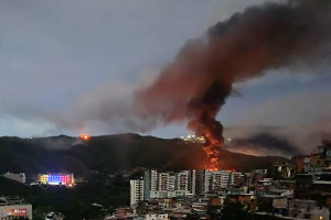 Inc&ecirc;ndio em Fuerte Tiuna, o maior complexo militar da Venezuela, &eacute; visto &agrave; dist&acirc;ncia ap&oacute;s uma s&eacute;rie de explos&otilde;es em Caracas