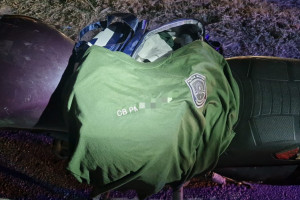 Duas camisas e uma carteira funcional da Pol&iacute;cia Militar com sinais de falsifica&ccedil;&atilde;o em nome do condutor foram encontradas em uma bolsa.