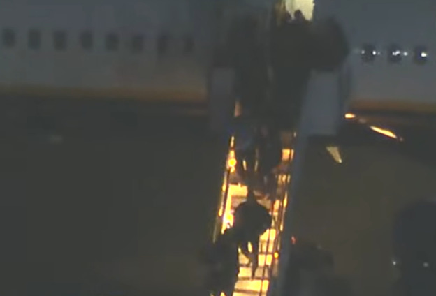 Nicolás Maduro chegou a uma base militar nos arredores de Nova York após sua captura por forças dos Estados Unidos em Caracas/Reprodução de Vídeo/CBS