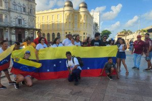 Imigrantes venezuelanos foram ao Marco Zero celebrar a queda do ex-presidente Nicol&aacute;s Maduro
