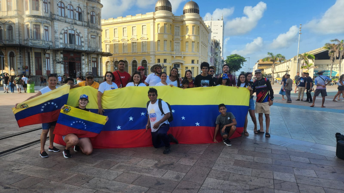 Imigrantes venezuelanos foram ao Marco Zero celebrar a queda do ex-presidente Nicolás Maduro (Foto: Marília Parente/DP)
