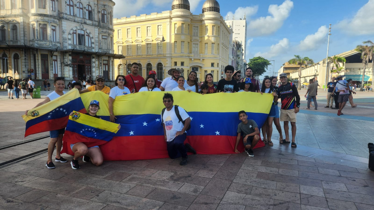 Imigrantes venezuelanos foram ao Marco Zero celebrar a queda do ex-presidente Nicolás Maduro (Foto: Marília Parente/DP)