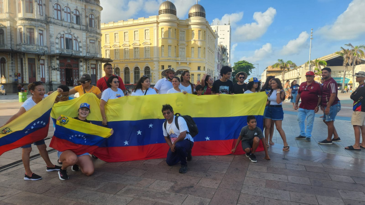 Imigrantes venezuelanos foram ao Marco Zero celebrar a queda do ex-presidente Nicolás Maduro/Foto: Marília Parente/DP