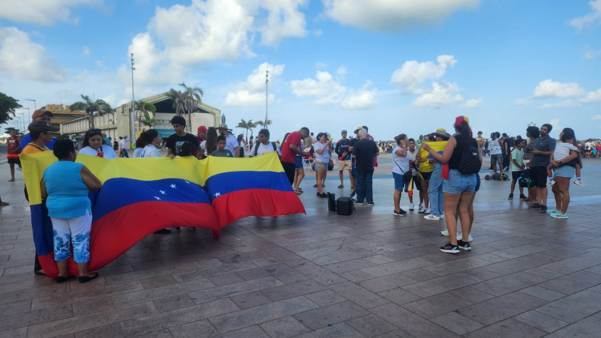 Imigrantes venezuelanos foram ao Marco Zero celebrar a queda do ex-presidente Nicolás Maduro (Foto: Marília Parente/DP)