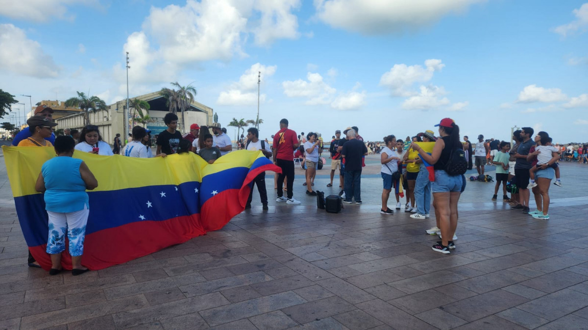 Imigrantes venezuelanos foram ao Marco Zero celebrar a queda do ex-presidente Nicolás Maduro (Foto: Marília Parente/DP)