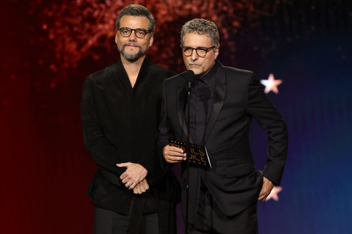 Wagner Moura e Kleber Mendonça Filho subiram ao palco para apresentar o prêmio máximo da noite, Melhor Filme/Foto: Kevin Winter / GETTY IMAGES NORTH AMERICA / Getty Images via AFP