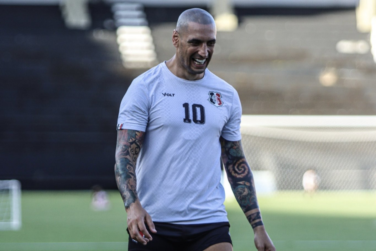 Ariel, atacante do Santa Cruz/Evelyn Victoria/Santa Cruz