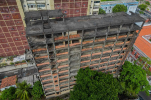 Edif&iacute;cio 13 de Maio nunca chegou a ser conclu&iacute;do e est&aacute; abandonado desde a d&eacute;cada de 1960