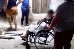 Crian&ccedil;a em cadeira de rodas estava no elevador.