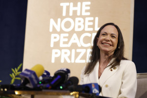 Maria Corina Machado foi a ganhadora do Pr&ecirc;mio Nobel da Paz 2025; ela discursou em uma coletiva de imprensa no Grand Hotel em Oslo, na Noruega, em 11 de dezembro de 2025. 