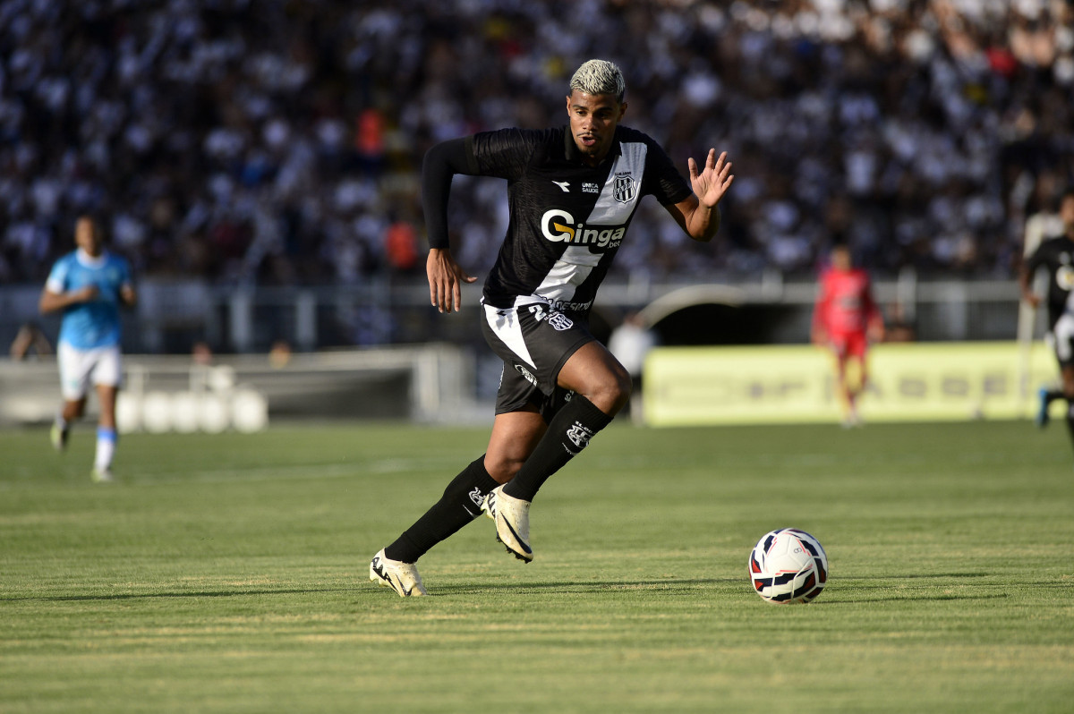 Volante Luiz Felipe, reforço do Náutico, em ação pela Ponte Preta/ Marcos Ribolli / PontePress