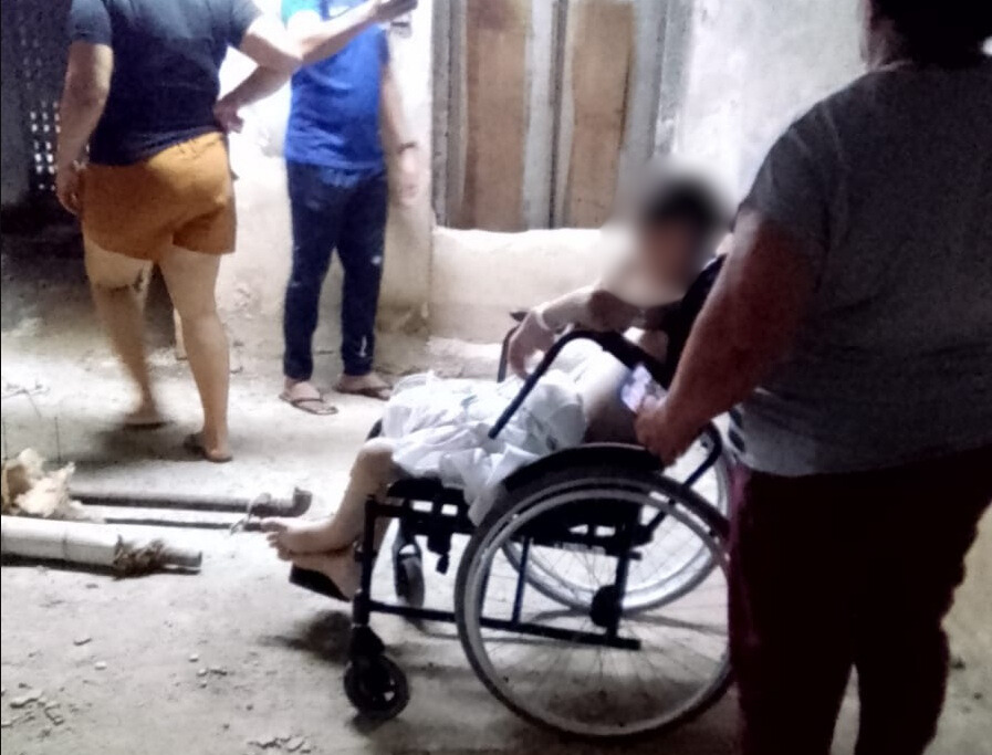 Criança em cadeira de rodas estava no elevador./Foto: Reprodução/Redes sociais