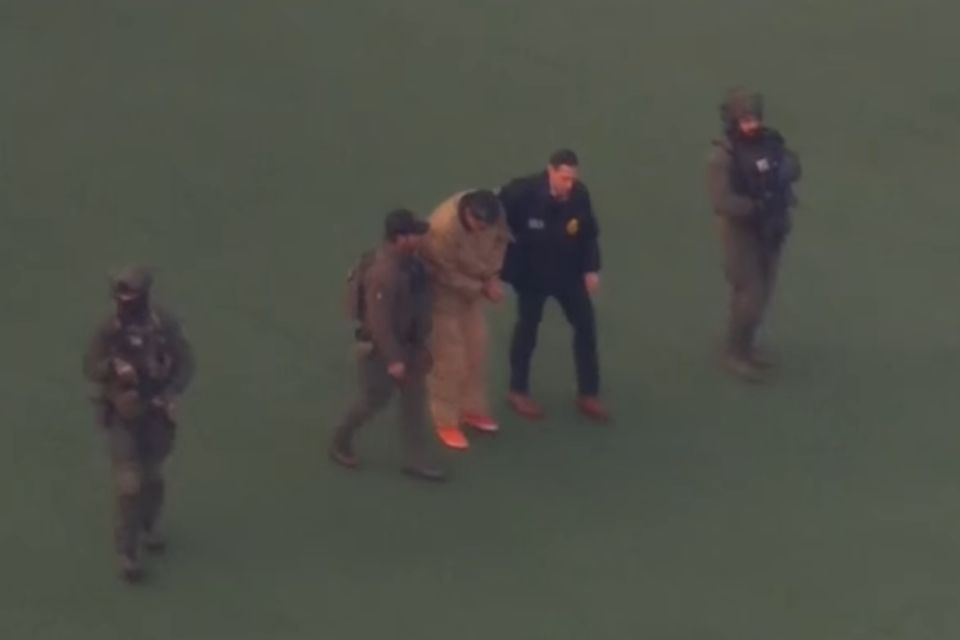 Presidente da Venezuela, Nicolás Maduro, sendo conduzido ao helicóptero que o levou ao tribunal/Foto: Reprodução/Youtube/DRM News