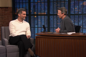 Wagner Moura durante entrevista ao programa Late Night with Seth Meyers.