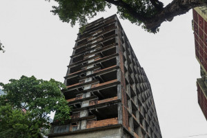 Com 12 pavimentos, o pr&eacute;dio foi abandonado antes mesmo de ser conclu&iacute;do, na d&eacute;cada de 1950, pela imobili&aacute;ria Uni&atilde;o