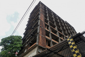 Edif&iacute;cio 13 de Maio, no Centro do Recife, est&aacute; abandonado h&aacute; 65 anos