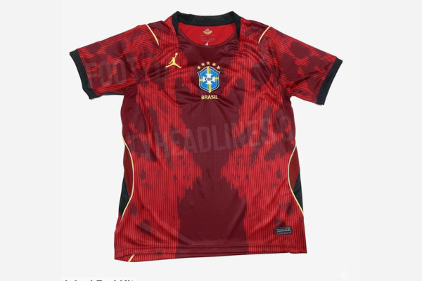 Camisa vermelha da Seleção Brasileira Nike pode vender uniforme que foi descartado para a Copa de 2026  (Foto: Reprodução/Footy Headlines)
