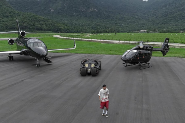 Neymar exibe coleção de veículos de R$ 300 milhões com jato, helicóptero e Batmóvel. (Foto: Reprodução/Redes Sociais)