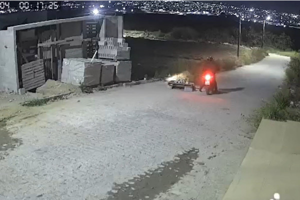 C&acirc;mera de seguran&ccedil;a registra homem em moto colocando veneno para c&atilde;es em Caruaru