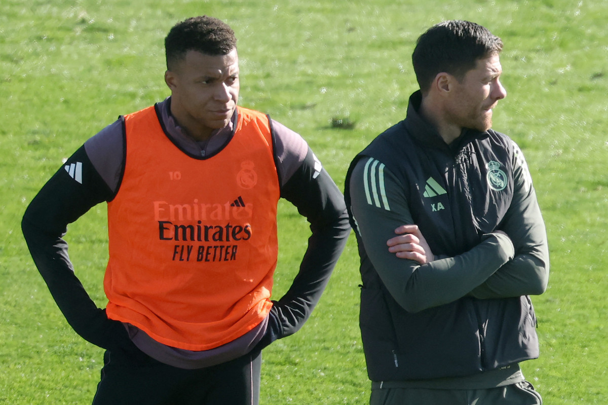 Kylian Mbappe e Xabi Alonso, atacante e técnico do Real Madrid/PIERRE-PHILIPPE MARCOU / AFP