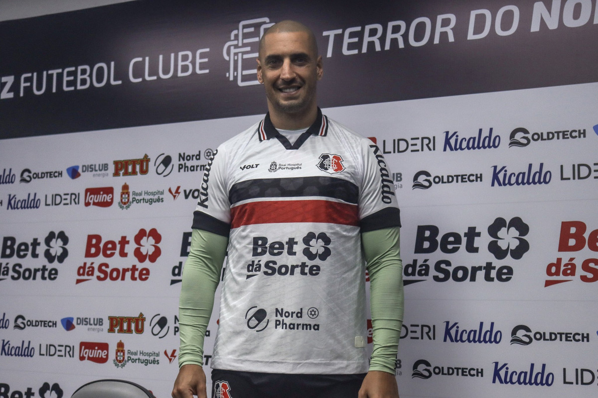 Ariel, atacante do Santa Cruz/Evelyn Victoria/Santa Cruz