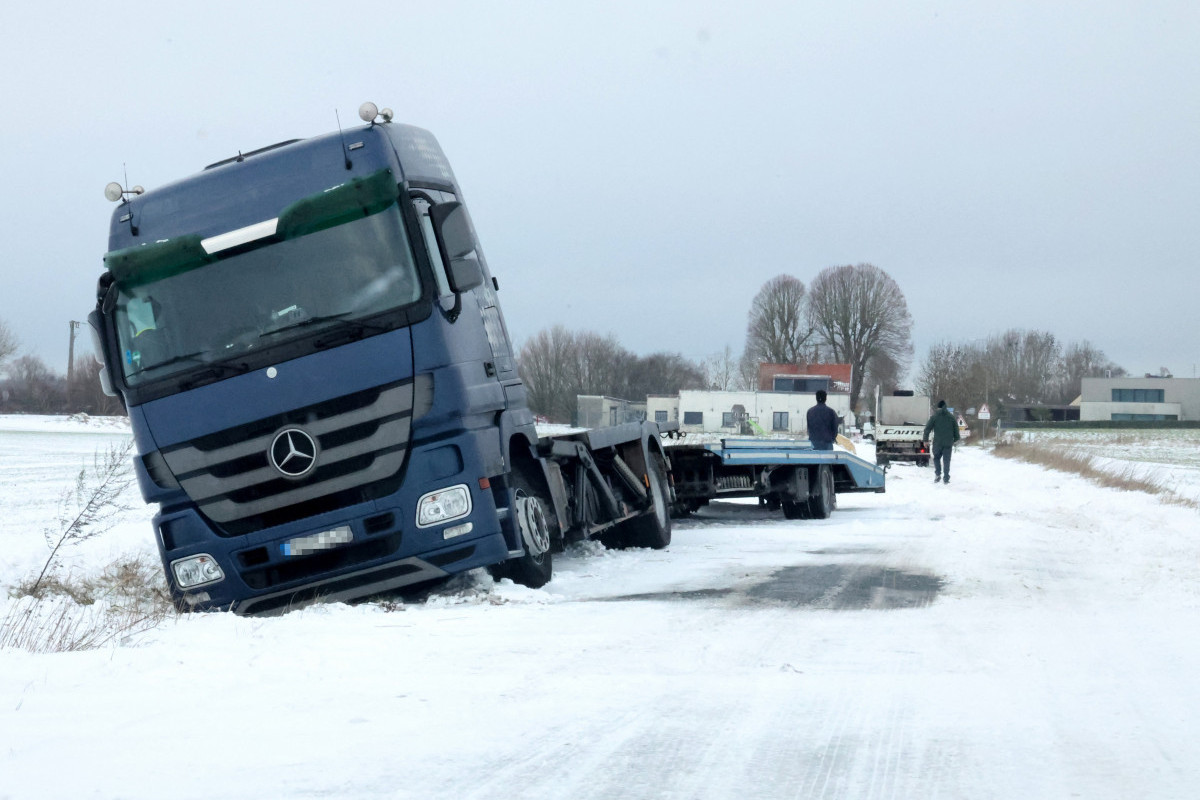 Esta fotografia mostra um caminhão com reboque preso após sair da estrada em Quarouble, no norte da França, em 7 de janeiro de 2026, antes da tempestade de neve Goretti. (Foto de François Lo Presti/AFP)/ AFP