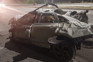 Capotamento de carro por cerca de 120 metros deixa dois feridos na BR-232
