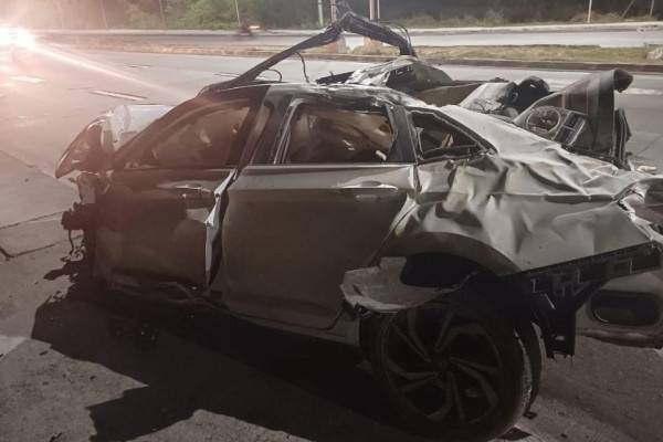 Capotamento de carro por cerca de 120 metros deixa dois feridos na BR-232
