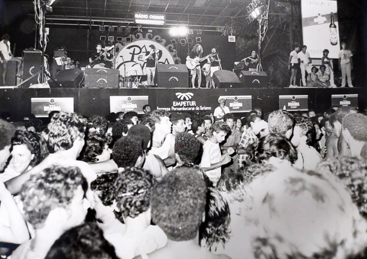 Banda de Pau e Corda durante um dos seus shows no Carnaval de Boa Viagem. (Arquivo DP)